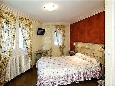 Hotel Logis Restaurant Planes 3*